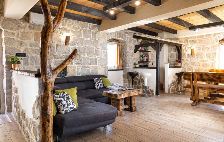 Stilvolle 2-Zimmer-Wohnung mit Pool, Terrasse und WLAN in Split-Dalmatien