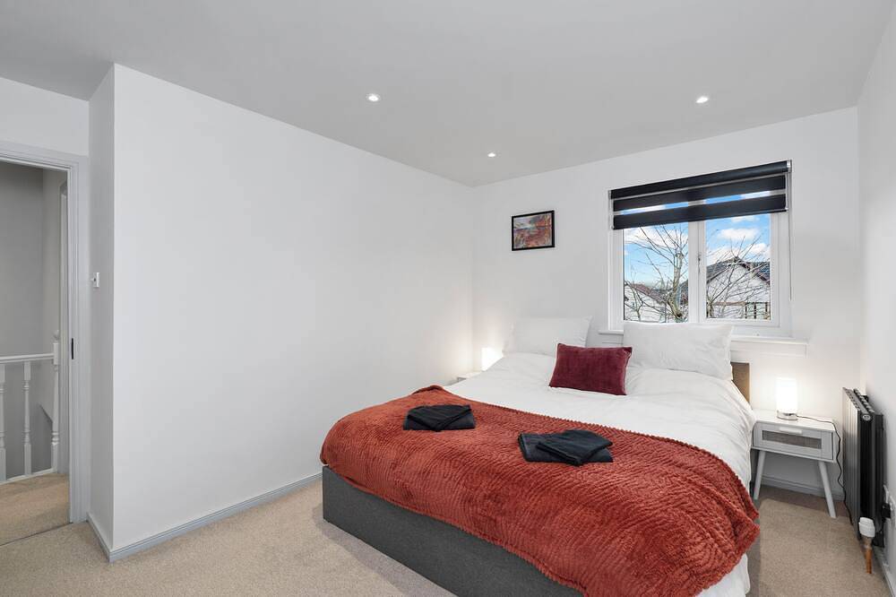 Stylish 3-Bed Home with Private Garden in Airdrie in Nord Lanarkshire