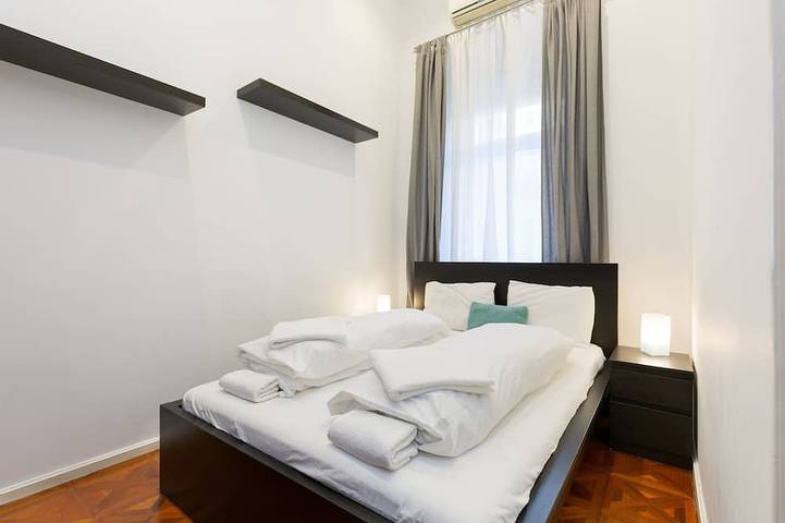 Ganze Wohnung, Zentrales Luxus-Apartment in Donaunähe mit Whirlpool in Budapest, Danube-Ipoly National Park