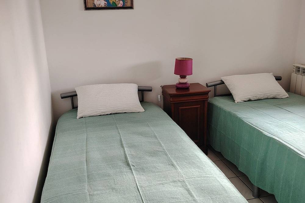 Entire apartment, Sea And Countryside Under The Côte D'Azur Sun in La Crau, Toulon region