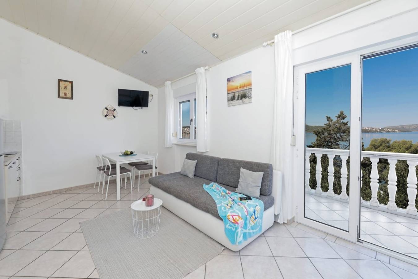 Ganze Wohnung, 1-Zimmer-Ferienwohnung mit Balkon und Meerblick Okrug Gornji, Ciovo A-25259-c in Okrug Gornji, Ciovo