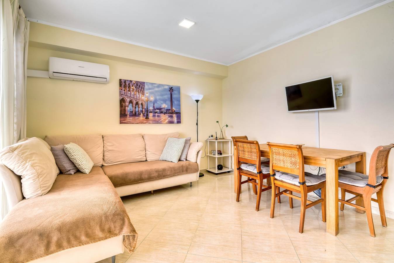 Apartamento entero, Apartamento 'Lovely Arenal' con vistas al mar, Wi-Fi y aire acondicionado in Platja de l'Algoleja (Calpe), Calpe