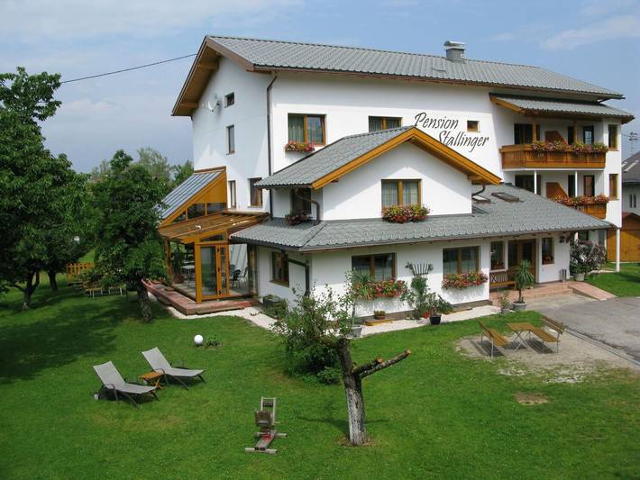 Ferienwohnung, mit Terrasse und Garten sowie Sauna und Ausblick am Attersee
