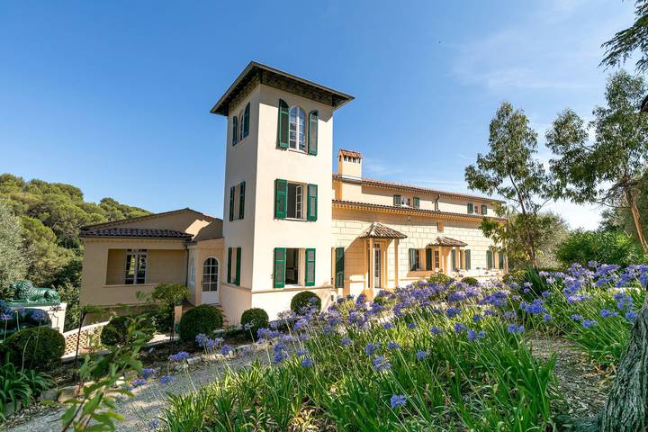 Villa pour 14 personnes, avec Balcon et Terrasse ainsi que Jardin et Piscine à Villeneuve-Loubet