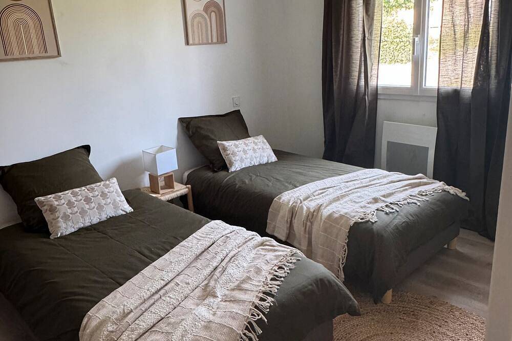 Casa de vacaciones 'Maison Paisible' con terraza privada, jardín privado y Wi-Fi in Aubenas, Ardèche