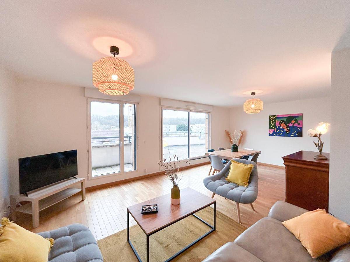 Appartement entier, Three-Bedroom Apartment in Saint-Cyr-l'École, Yvelines