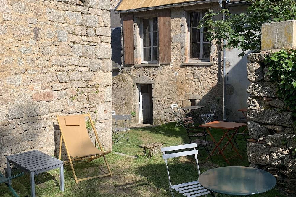 Cosy Room au Cœur du Village in Lormes, Morvan Regional Nature Park