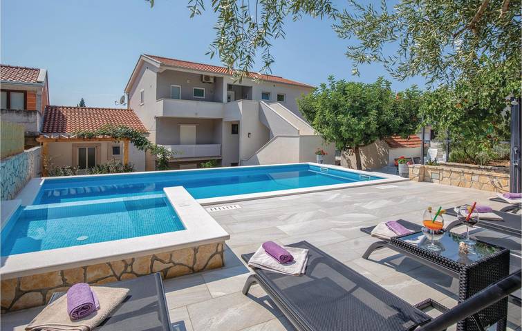 Appartement de vacances entier, Appartement moderne avec piscine et terrasse, à seulement 300 m de la plage ! in Blace, Dubrovnik-Neretva