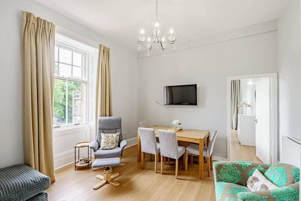 Entire apartment, Spacious City Apt - Dunfermline in Dunfermline, Fife region