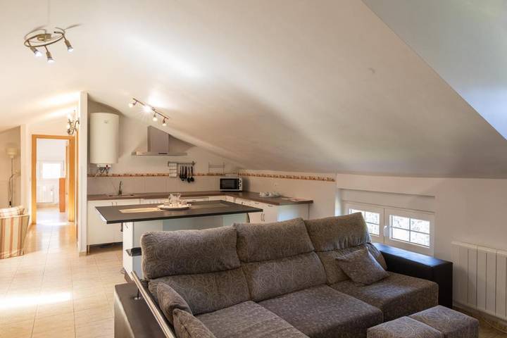 Casa rural para 6 personas, con Terraza y Jardín además de Piscina y Sauna en Belmonte de Miranda - 3