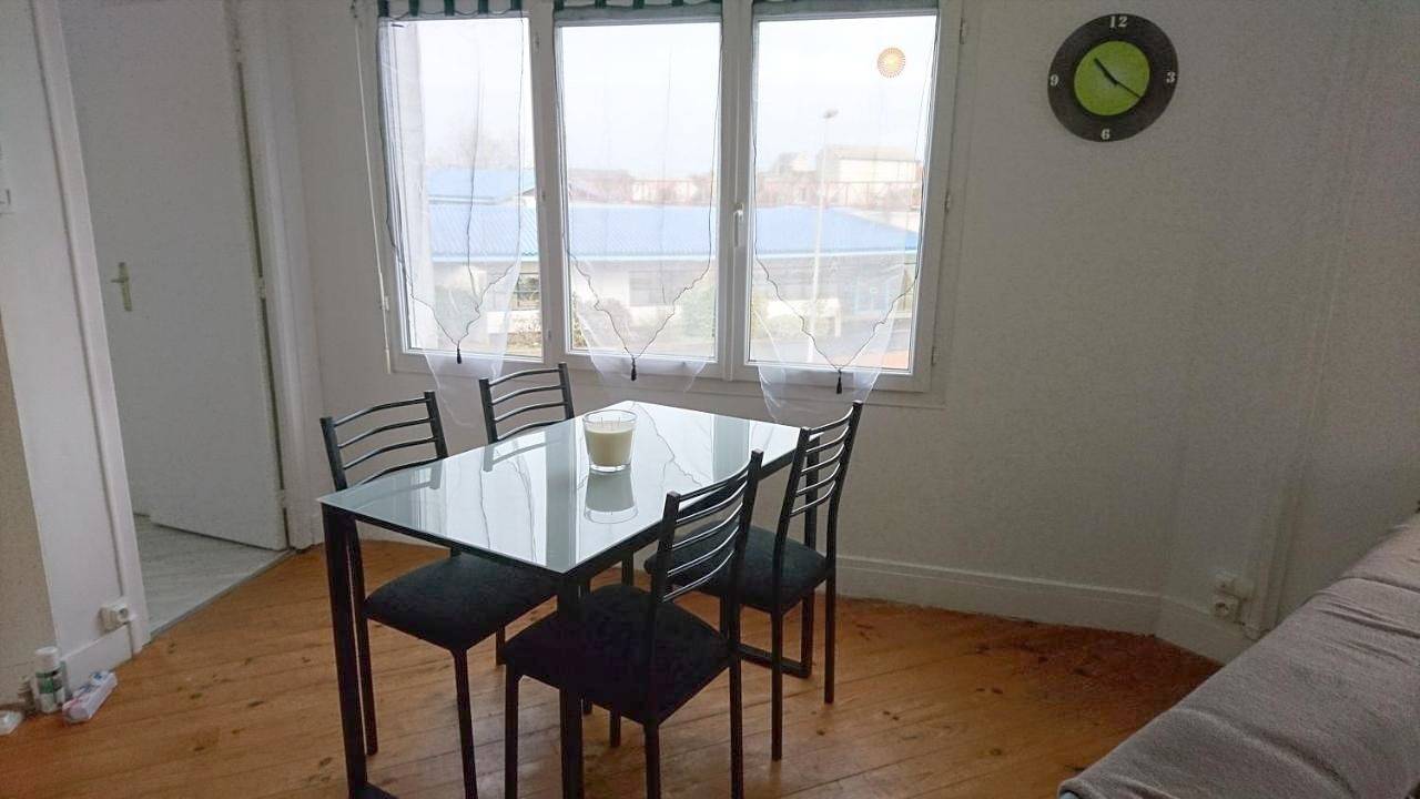 Appartement entier, Appartement de 79 m² à 500 mètres de la cure in Jonzac, Région de Jonzac