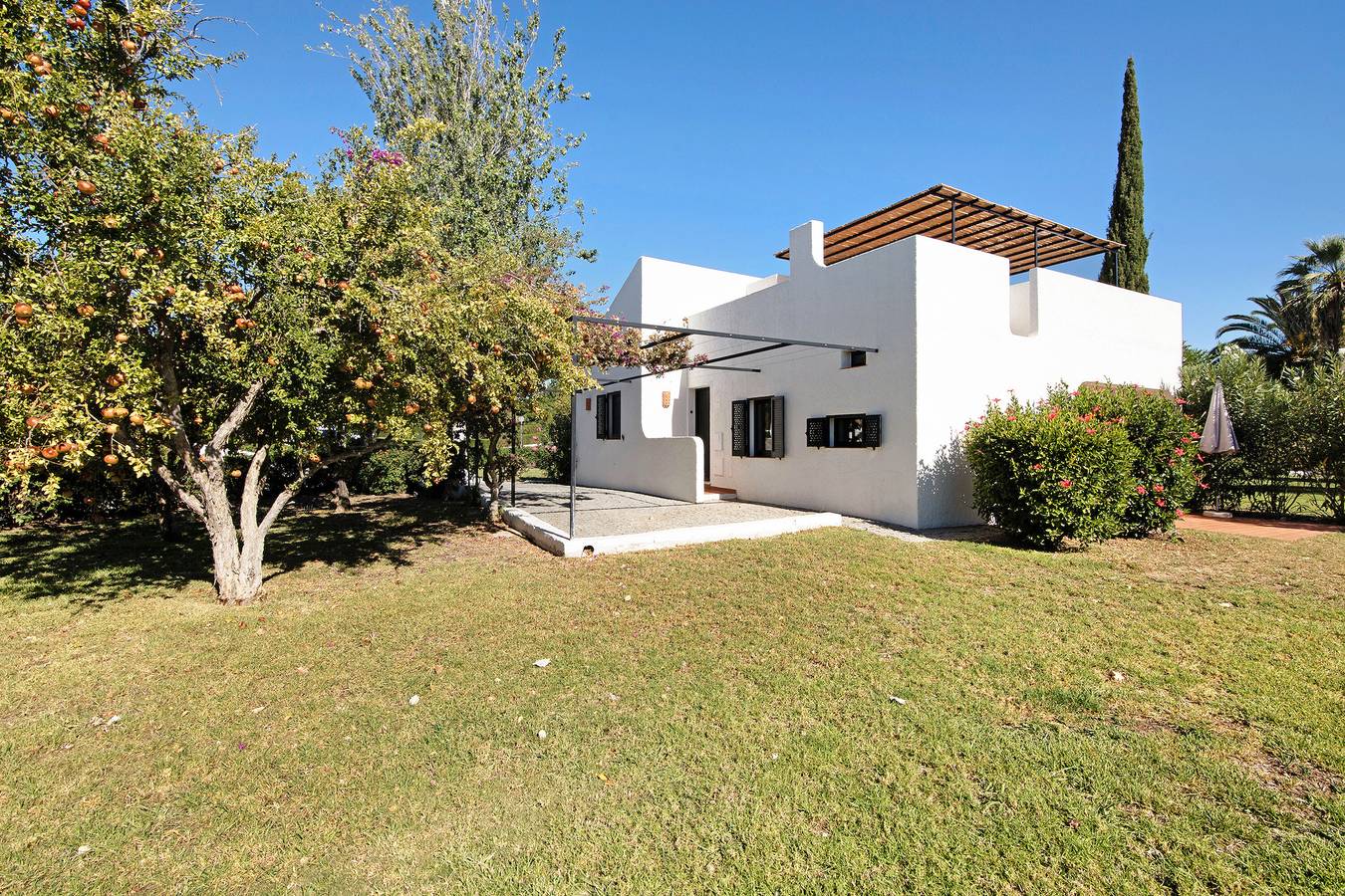 Casa vacanze 'Terrace 19B' con vista mare, piscina condivisa e aria condizionata in Pedras d'El Rei, Santa Luzia
