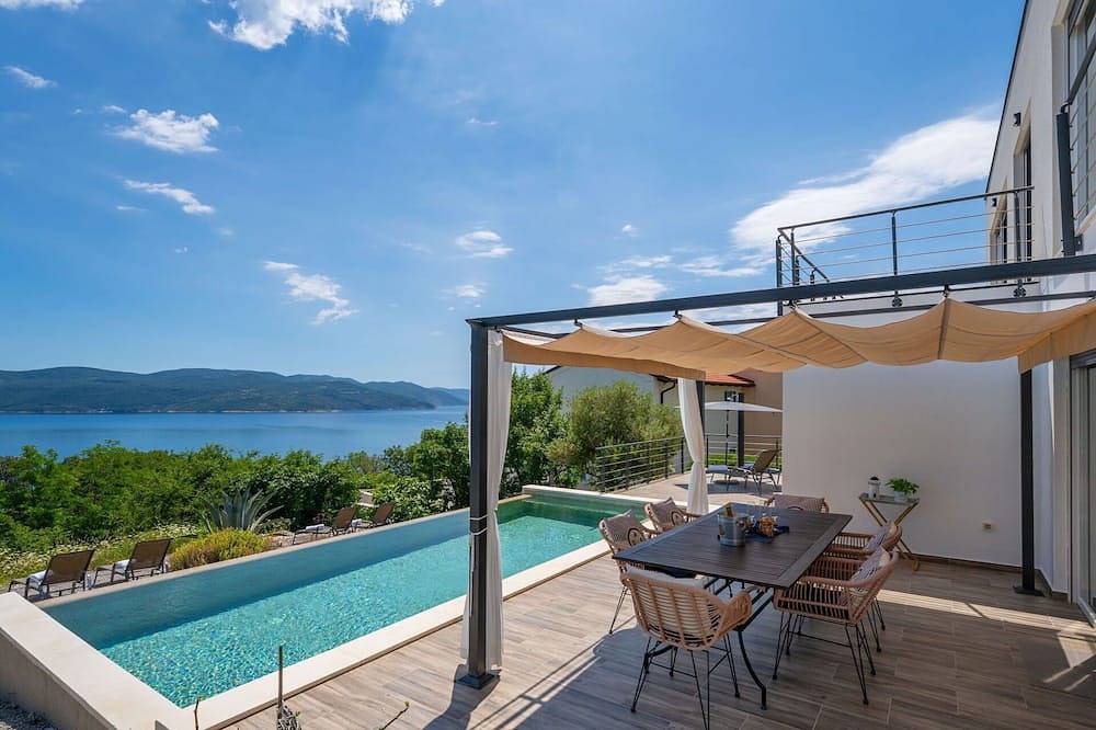 Wunderbares alleinstehendes Ferienhaus mit privatem Pool, Klimaanlage,  W-Lan, Tv und Terrasse in Kršan, Ostküste Istrien