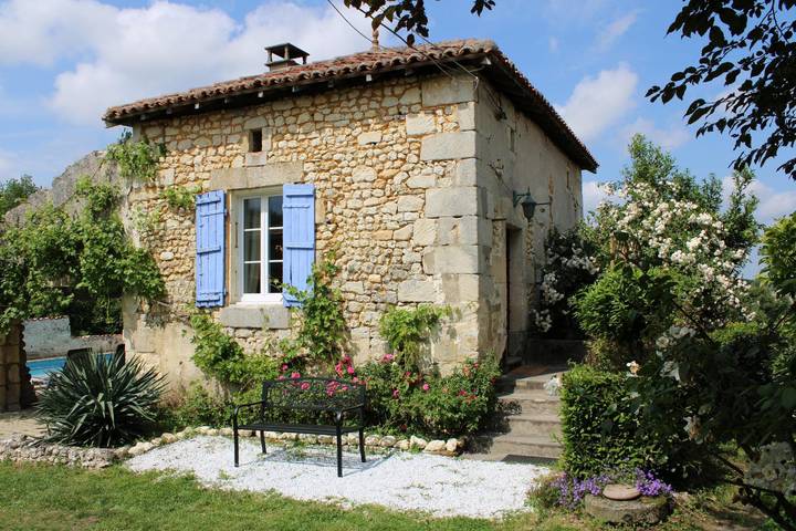 Vakantiehuis voor 2 personen, with Terras and Tuin as well as Zwembad in Charente