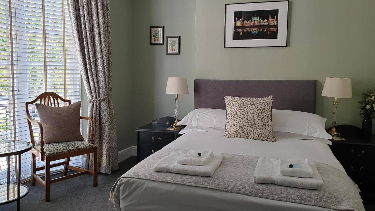 Single Room with Shared Toilet in Brighton, Sussex
