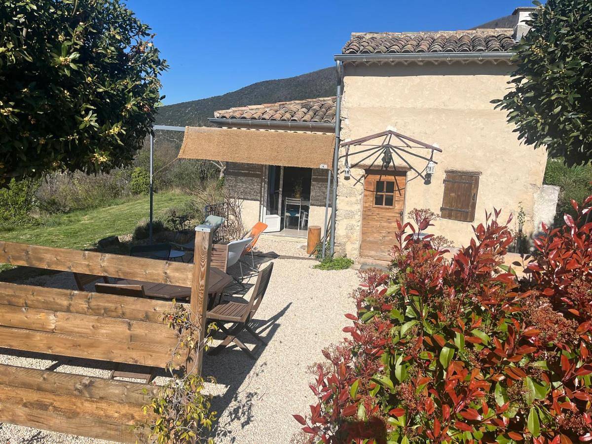 Cabanon entouré de montagnes et d'oliviers in Nyons, Région de nyons