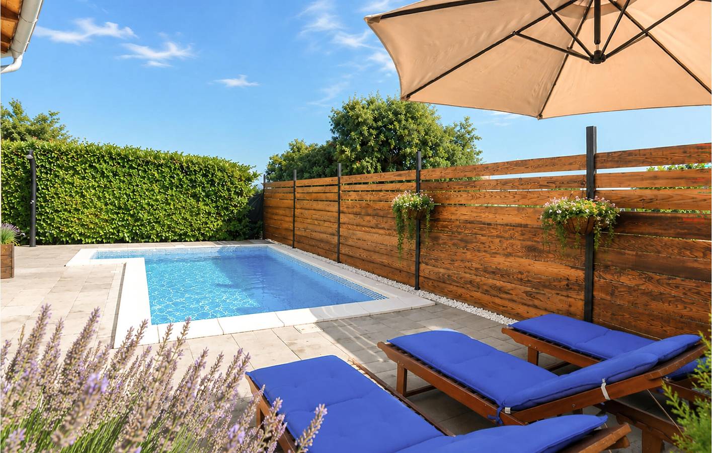 Entire holiday apartment, Cozy 90m² Apartment with Pool & Terrace, 500m from Kakma City Center in Općina Polača, Zadar