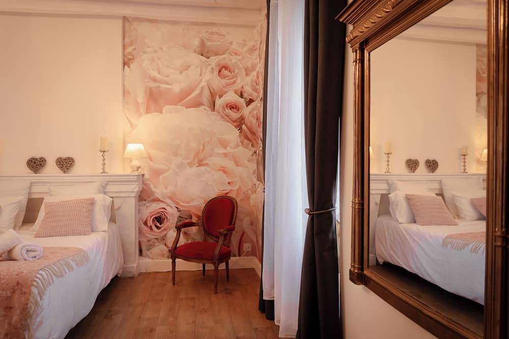 Chambre double Claude Monet dans dépendance du Château avec vue sur la Loire in Brissac-Loire-Aubance, Vallée de la Loire