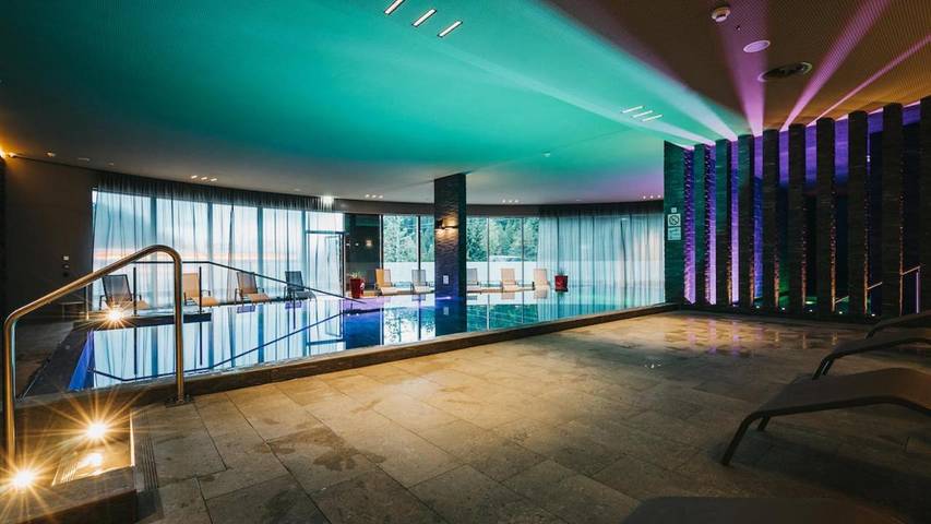 Apartahotel para 6 personas, con balcón y jacuzzi además de sauna y piscina en Suiza