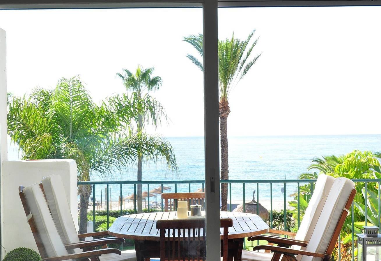 Entire apartment, Frontline Beach Apartment with Sea View, Pool, Wi-Fi, A/C, Terrace & Garden in La Cala de Mijas, Mijas