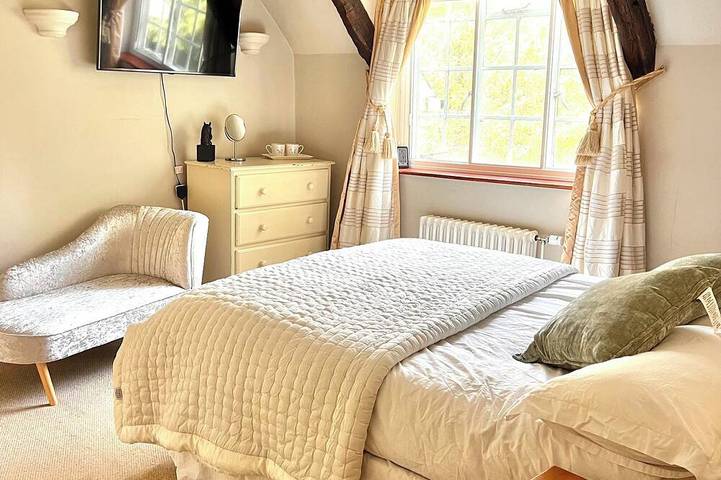 Just a short walk from the Historic Warwick  Castle with Pool and Hot Tub in Warwick, Warwickshire