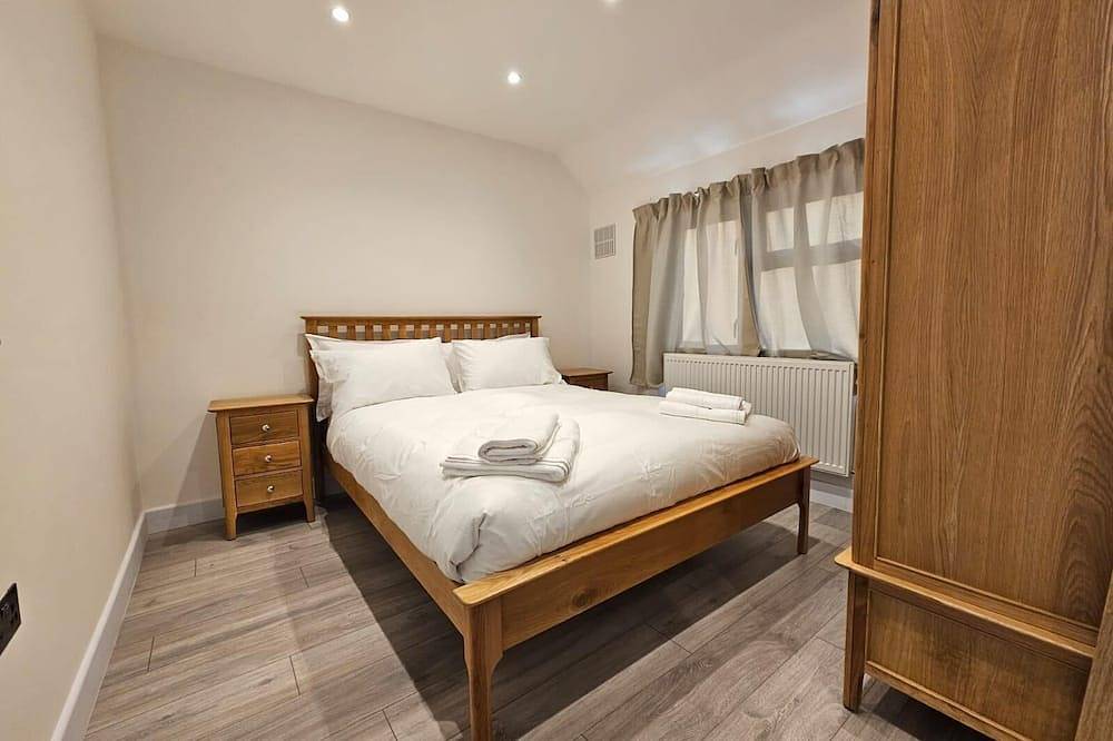 Large 5 Bed Room 3 Bath Room Property in London with Parking Space for 3 Cars in Sutton (London), London