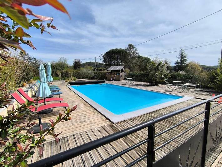Location de vacances pour 4 personnes, avec vue ainsi que jardin et piscine à Tour-de-Faure - 3