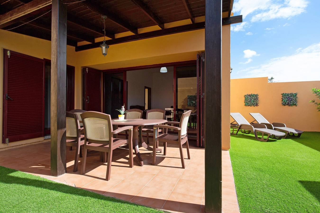 Villa 'Dayely' con vistas a la montaña, piscina, jardín y Wi-Fi in La Capellania (Corralejo), La Oliva