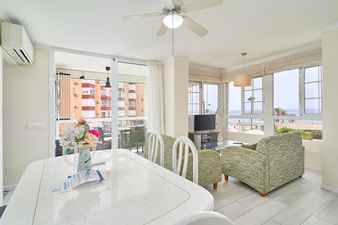 Ganze Wohnung, Ferienwohnung 'Primera Línea mit Terrasse A104' mit Meerblick, Gemeinschaftspool & Wlan in Torrox Costa, Torrox