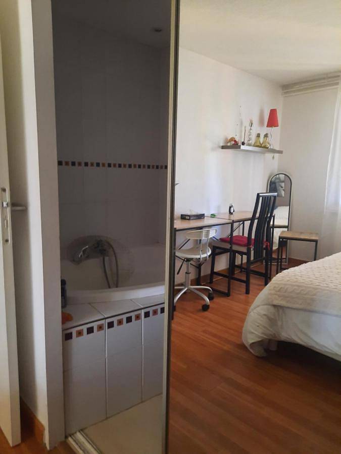 Location de vacances pour 2 personnes, avec jardin ainsi que terrasse et piscine à Guilherand-Granges - 2