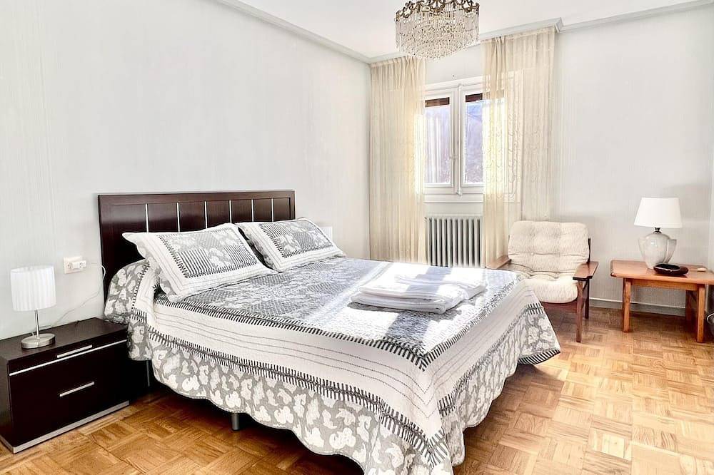 Ganze Wohnung, Housing León Santa Marina-roman wall in León, Cordillera Cantábrica