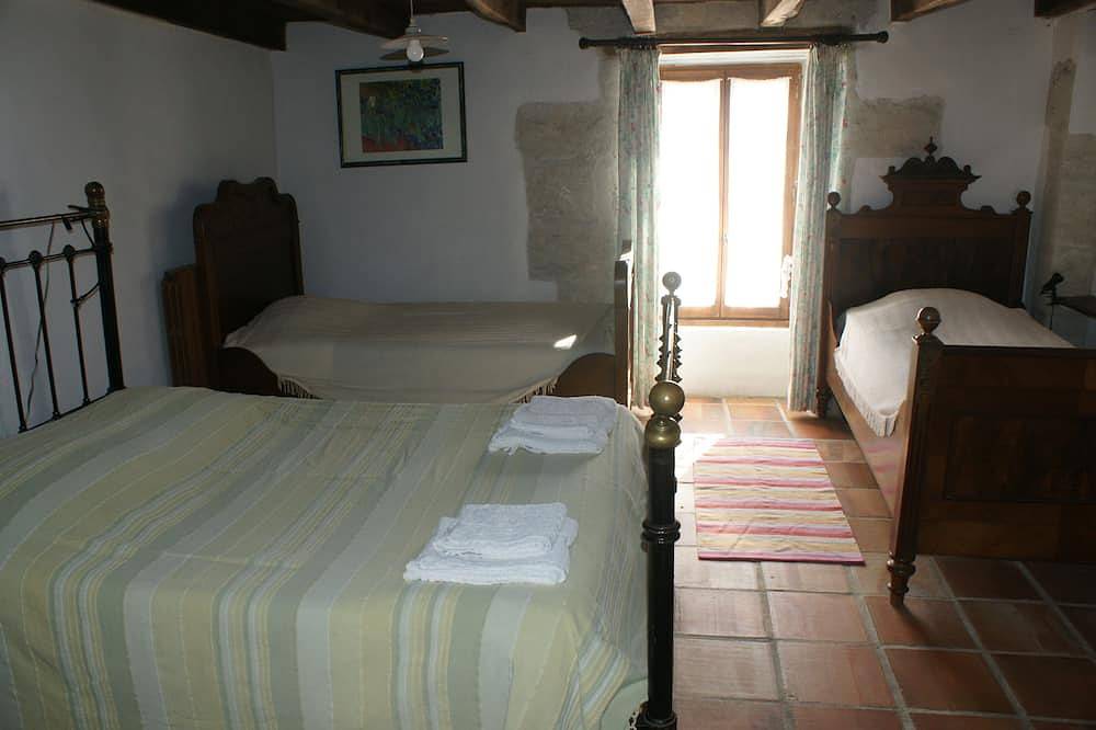 Magnifique maison, 12e siècle, piscine privée, 25 personnes, 12 chambres in Pillac, Charente