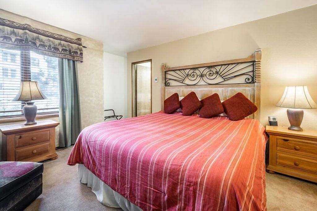 Helios S #5 - Pet Friendly 2 Bedroom 3 bathroom Townhouse, Just a short walk to Village Gondola in Mammoth Lakes, Mammoth Mountain