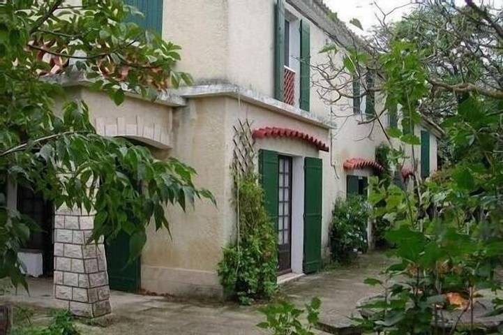 Gîte pour 9 personnes, avec jardin à Arles