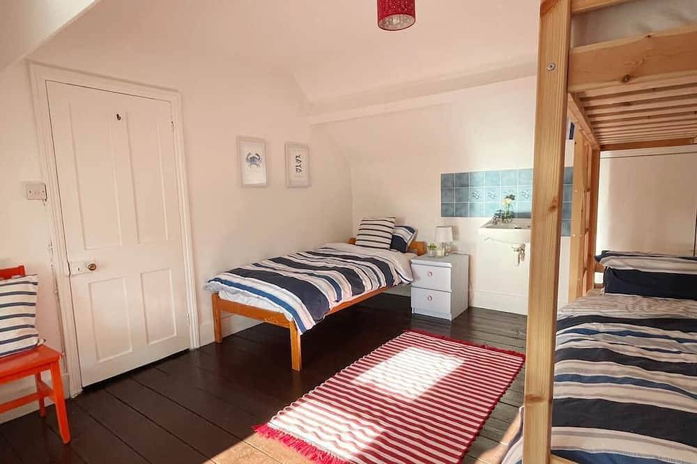 Seaside House - Large Family Home in Littlehampton, West Sussex