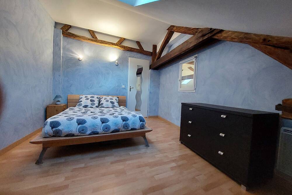 Jolie maison en pierre au cœur d'un village Lotois in Luzech, Quercy