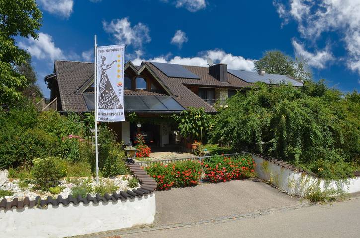 Ganze Wohnung, Ferienwohnung 'Fewo Eitermoser Afrikanischer Traum' mit privater Terrasse, privatem Garten und Wlan in Pfaffing, Landkreis Rosenheim
