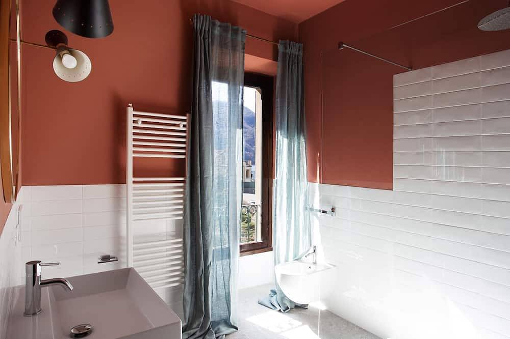 Hel lejlighed, Suite \"Arborella\" at 2 steps from the lake - Resort with lounge bar, swimming pool and beach in Riva (Faggeto Lario), Faggeto Lario