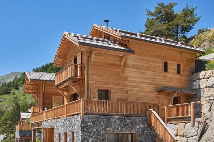 Chalet pour 12 personnes, avec Balcon et Terrasse ainsi que Jardin et Vue dans Auron
