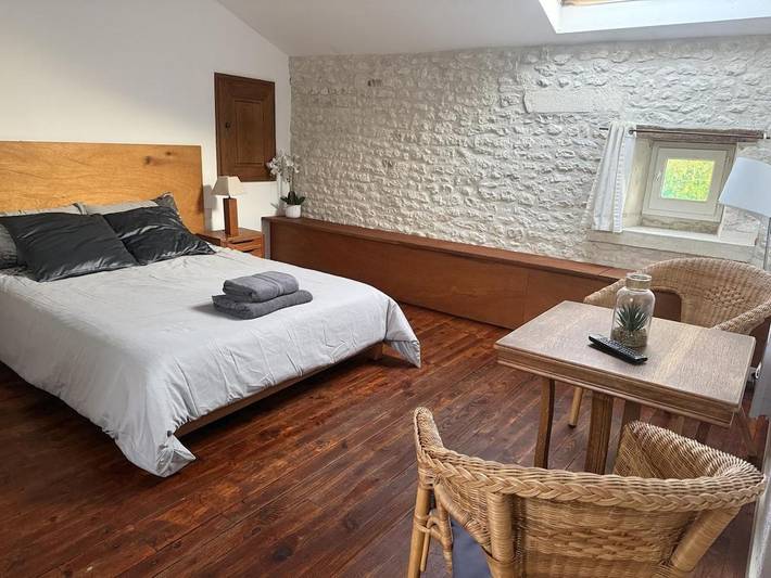 Chambre d’hôte pour 3 personnes, avec Terrasse et Jardin ainsi que Piscine et Vue