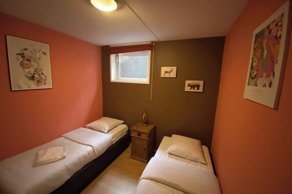 Cozy Swedish group home in forest with private parking in Soest (Niederlande), Utrecht und Umgebung