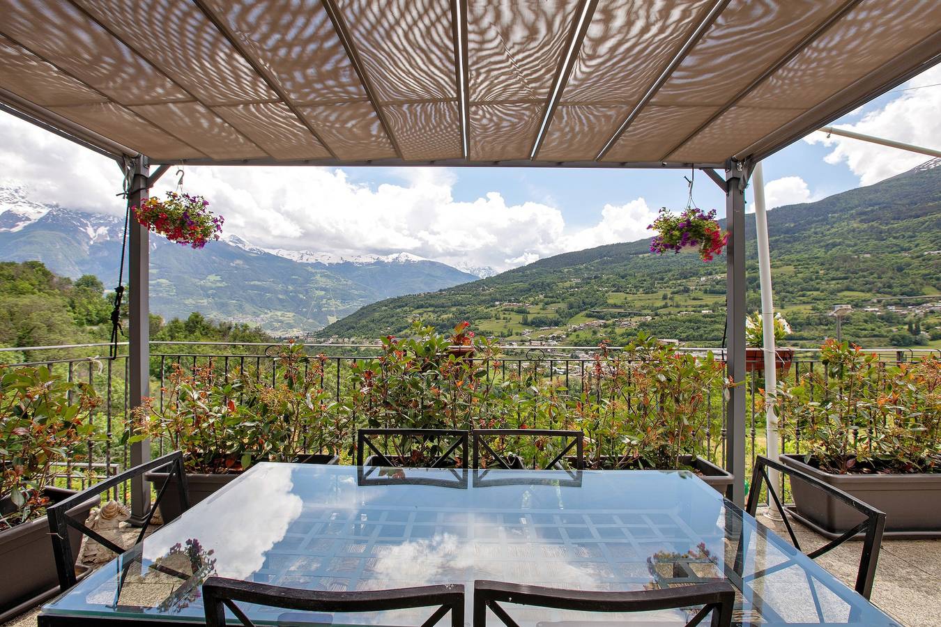 Apartamento entero, Apartamento 'La Casa Di Pasky' con vistas a la montaña, jardín compartido y Wi-Fi in Comune di Roisan, Alpes del Valais