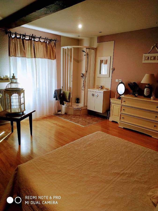 Location de vacances pour 3 personnes, avec vue ainsi que jardin et piscine dans Pajay - 2