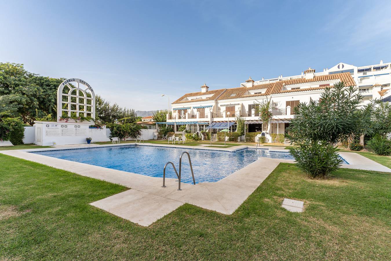 Apartamento entero, Apartamento "Ático Castillo" con vistas al mar, piscina compartida y Wi-Fi in Fuengirola, Costa del Sol