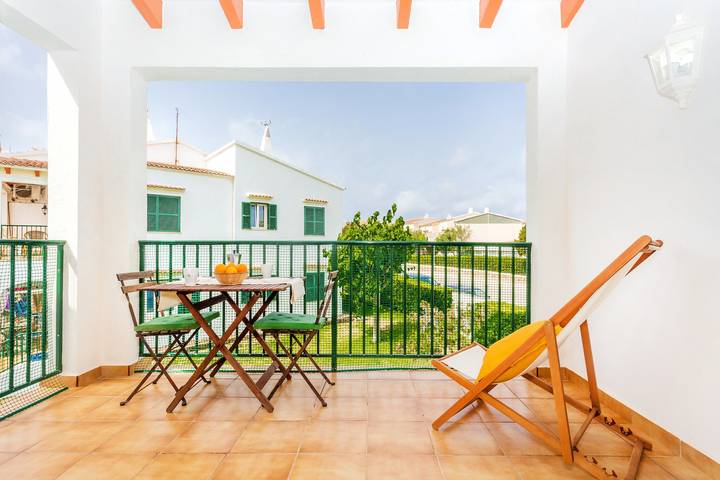 Apartamento entero, Apartamento "Los Delfines Biniforcat" con terraza cubierta privada y piscina compartida in Cala Blanes, Ciudadela
