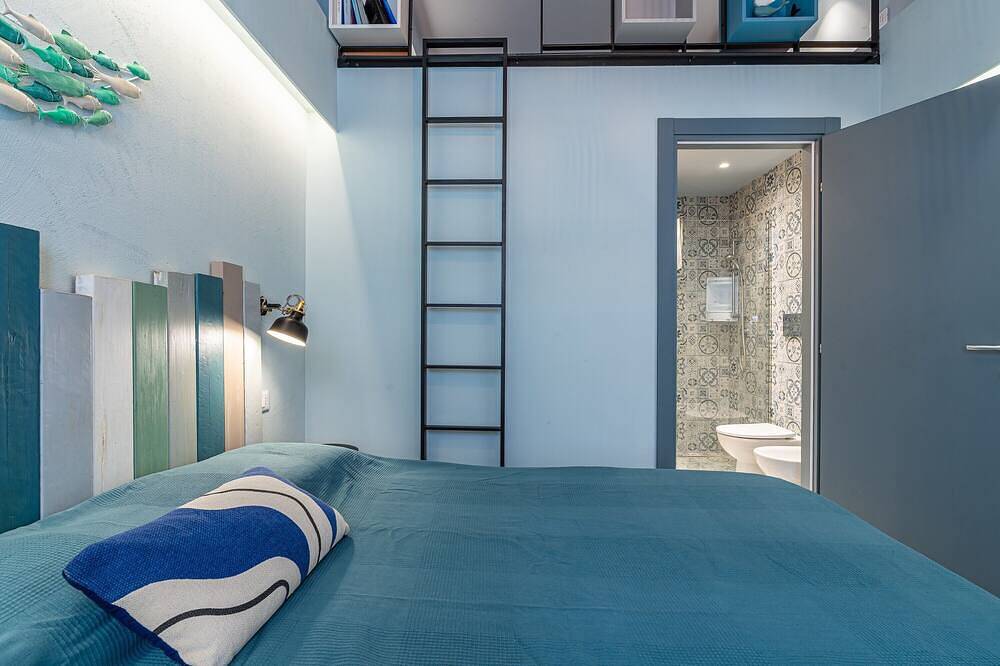 Appartamento intero, Appartamento 'Blue House con Terrazzo' vista mare, Wi-Fi e aria condizionata in Portopalo di Capo Passero, Siracusa e dintorni