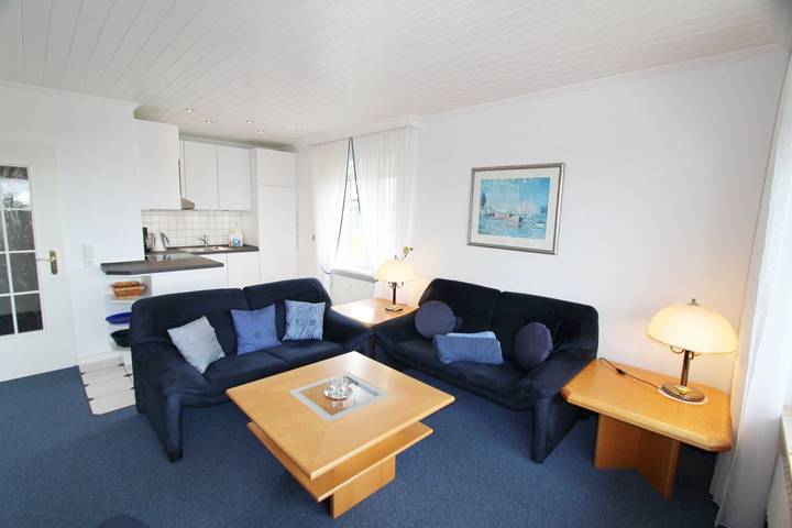 Ganze Wohnung, Helle und modern eingerichtete Ferienwohnung auf zwei Ebenen an der Promenade in Wenningstedt, Sylt
