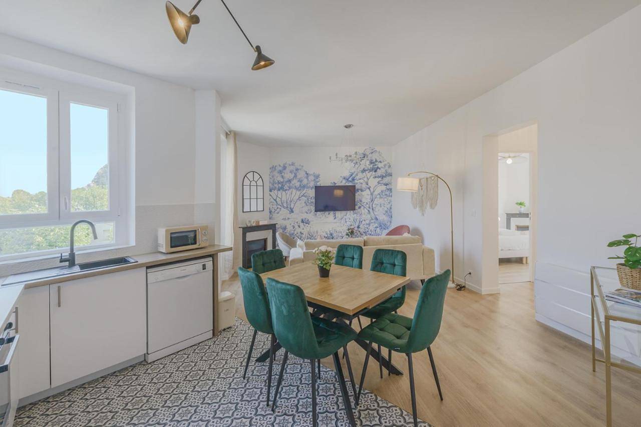 Appartement entier, Three-Bedroom Apartment in Aulnay-sous-Bois, Seine-Saint-Denis