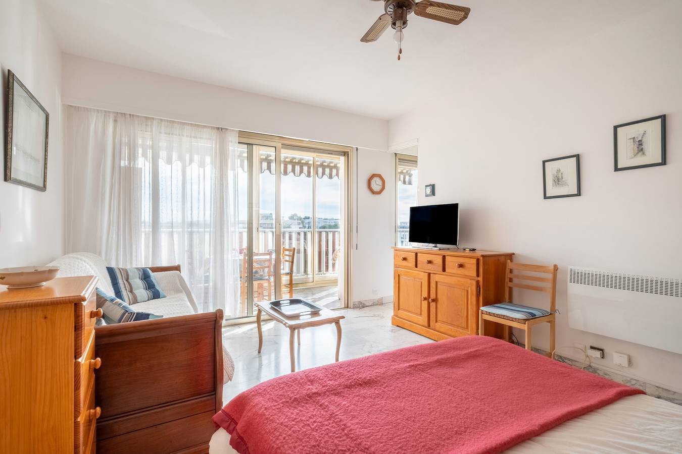 Estudio entero, Estudio «Brisa de Mar» con vistas al mar, terraza privada y Wi-Fi in Saint-Laurent-du-Var, Region de Cannes