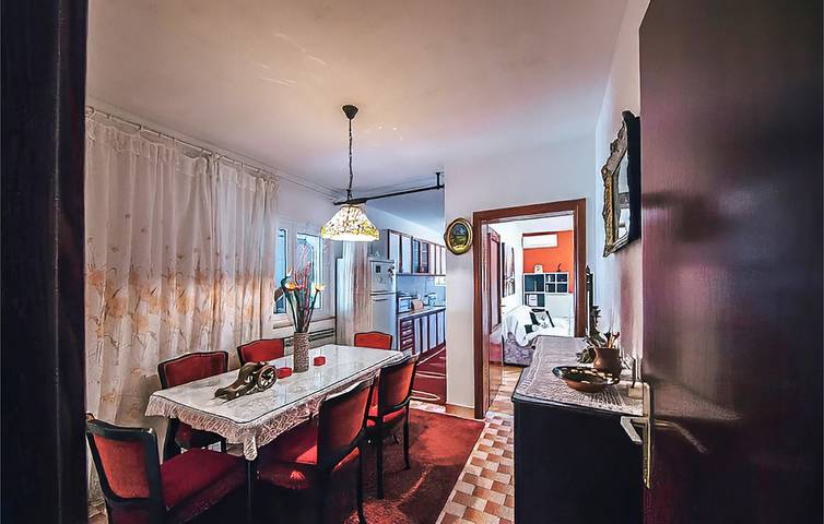 Ganze Ferienwohnung, Gemütliche 2-Zimmer-Wohnung mit Terrasse, Parkplatz und 2,5 km Entfernung zum Strand von Strobec in Podstrana, Split-Dalmatien